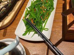 荷兰豆炒菌菇丝-云海肴·汽锅鸡·云南代表菜(天山百盛优客店)