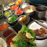 都是免费的。试问哪家烤肉店会这么多的配料给你配烤肉啊喂！