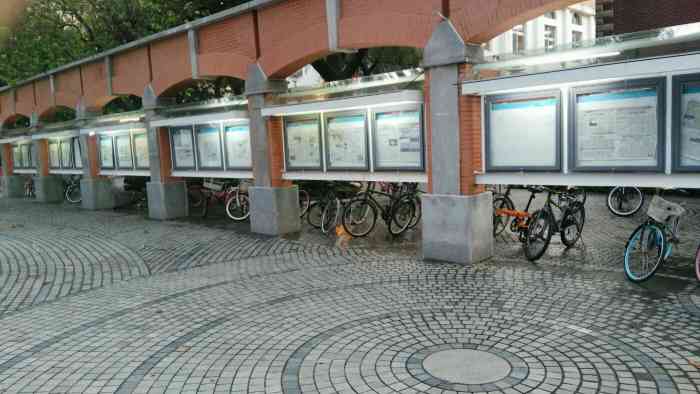 打分 三家村广场在南光餐厅旁边,这里是办活动的地方!