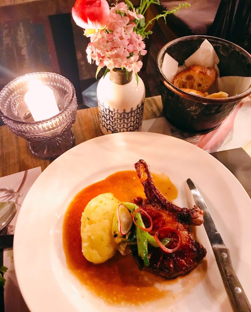 西班牙伊比利亚带骨战斧小黑猪排配香葱,刺山柑