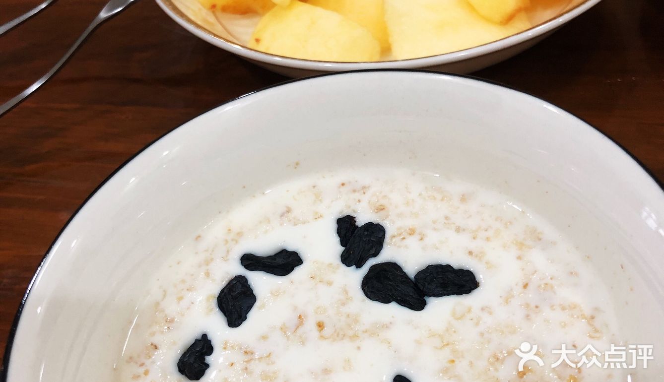 将水叶子面均匀撒在蒸格里