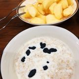 将水叶子面均匀撒在蒸格里