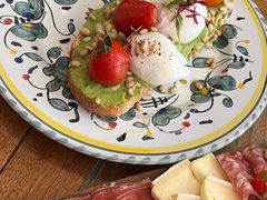 牛油果班尼迪蛋吐司-Alimentari早午餐(安福路店)