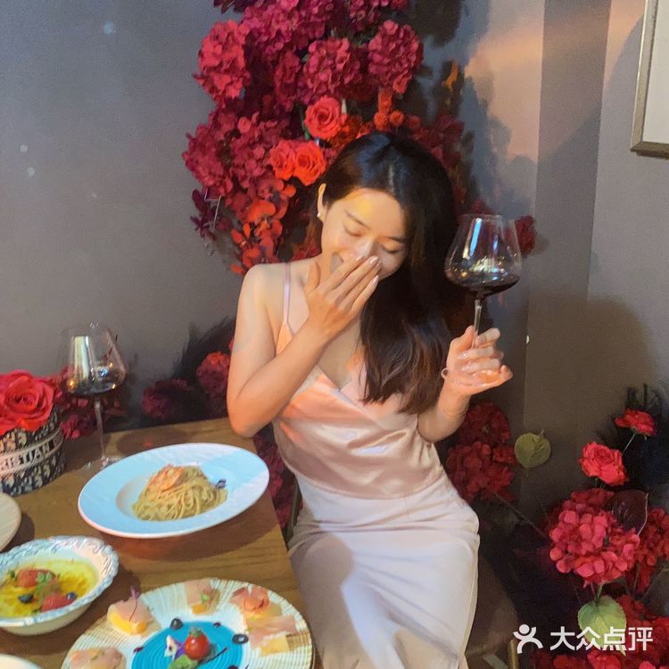 不是，这么漂亮的玫瑰花海餐厅到底谁在吃饭❗️ 