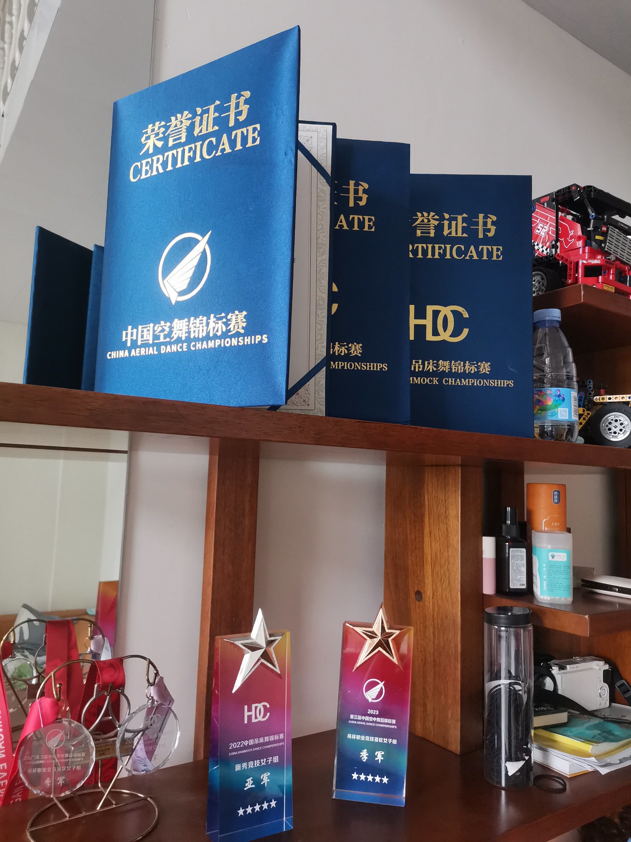 因为完全没有基础,所以我选择了难度更低的空中吊环.