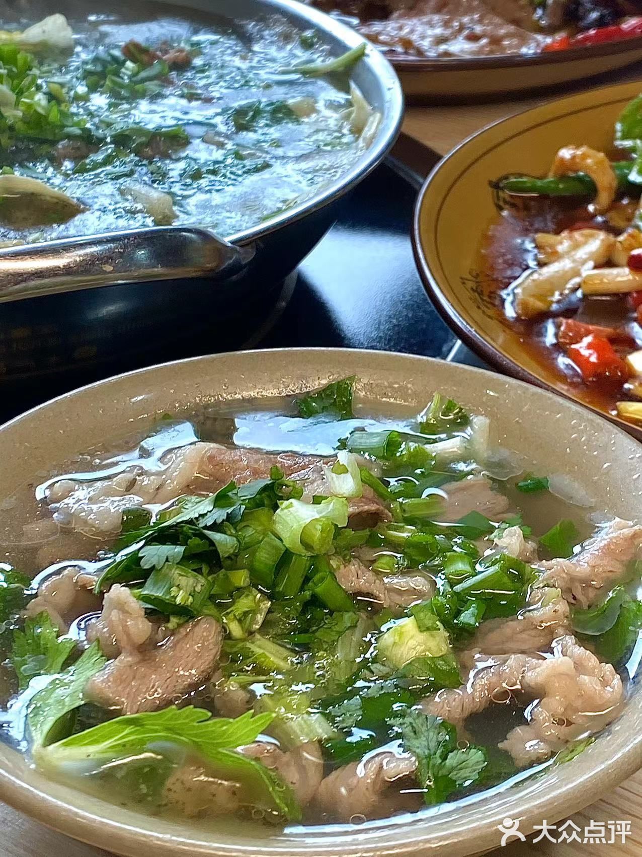 这家店附近中午来吃的本地人真的好多！！