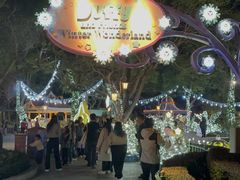 -小镇影院迪士尼小熊Duffy与他的朋友合影地