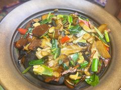 爆炒赤松茸黑牛肝菌-云海肴·汽锅鸡·云南代表菜(天山百盛优客店)