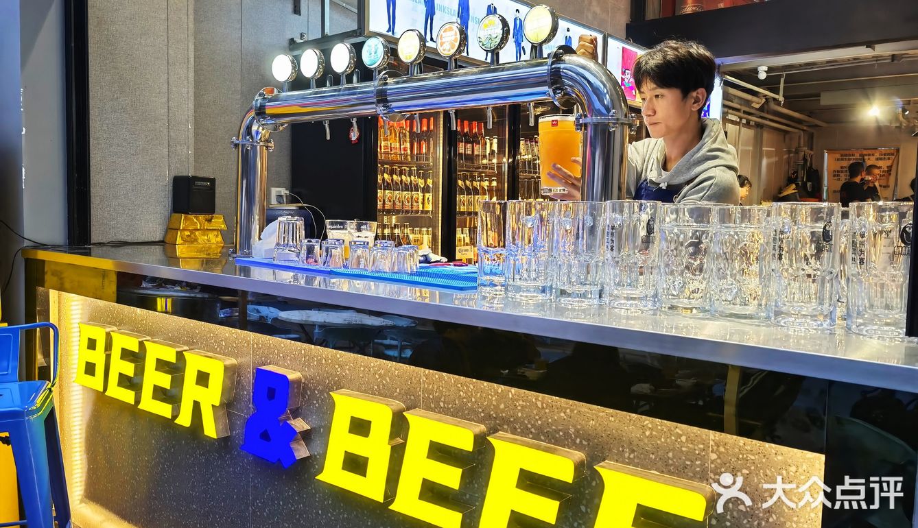 外摆、投影、潮语、出片、杰伦、精酿，这家新开烧烤店都有咯[色]