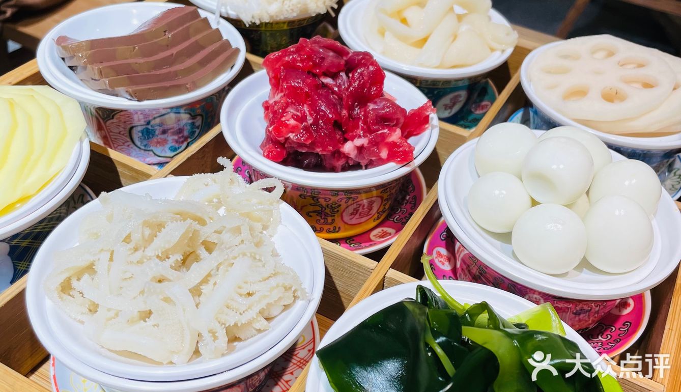 来打卡乐山非遗文化，最近跟跷脚牛肉杠上了[得意]