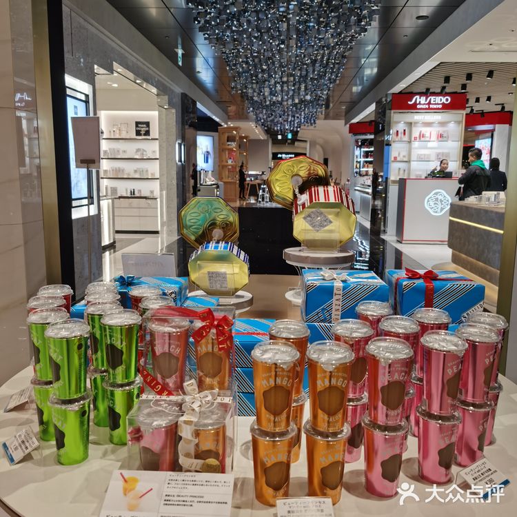 本来想去吃资生堂的下午茶，但是满员 在三越的免税店层