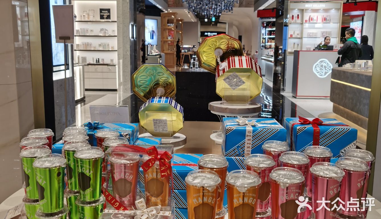 本来想去吃资生堂的下午茶,但是满员 在三越的免税店层