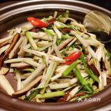 品尝徽菜的魅力，记录不同的口味之旅。