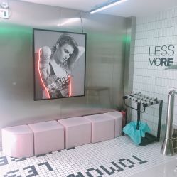 -LESSMORE科技头皮理容中心