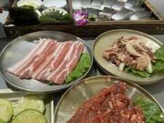 -围炉肉舍•炭烤活鳗•丹东海鲜烤肉(步行街店)