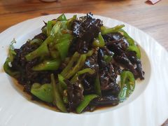 尖椒榛蘑-百年石锅饭·朝鲜族传统民餐