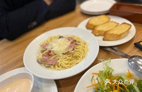Mushroom Bacon Cream Pasta