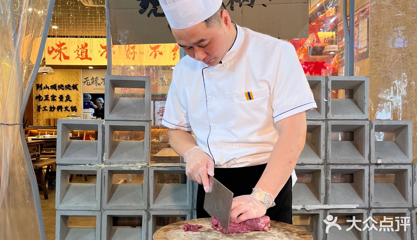 成都！老外冒雨来吃的社区火锅！现切牛肉9.9