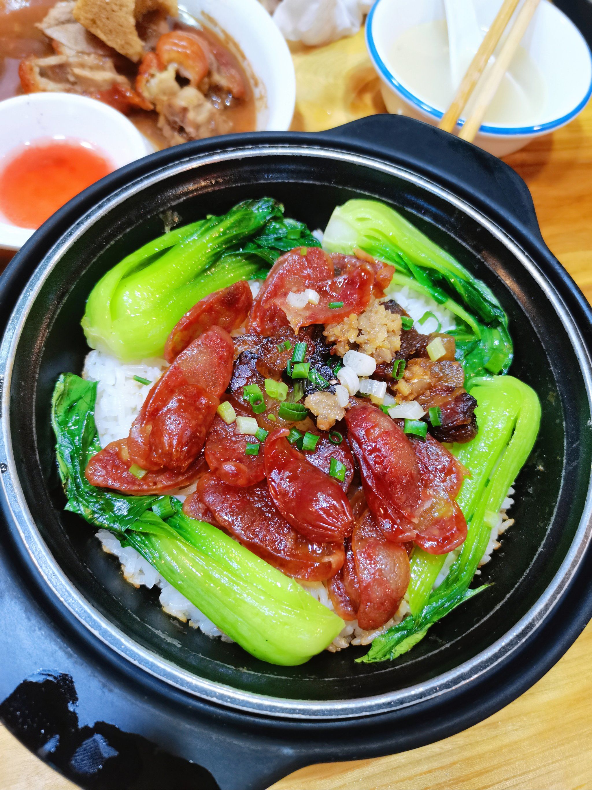 特别叮嘱老板少放点胡椒粉,果然味道正正好
「腊肠煲仔饭」煲仔饭不