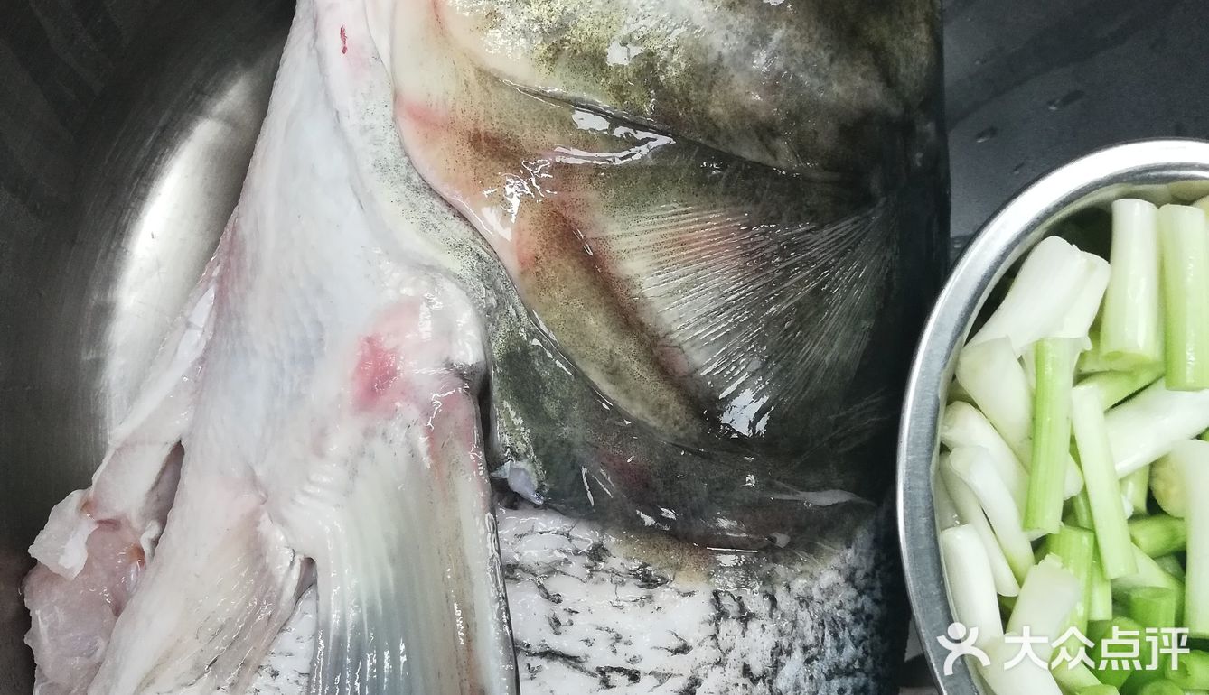 鱼头佛跳墙 鱼头是选用天目湖大鲢鱼 头大