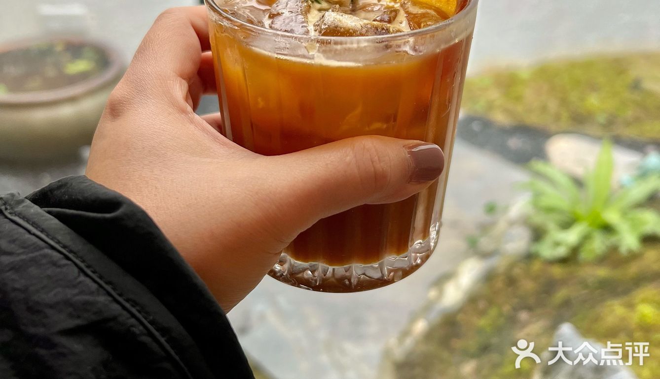 特别是下午的阳光从院子照进来，捧杯咖啡