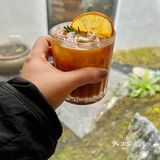 特别是下午的阳光从院子照进来，捧杯咖啡