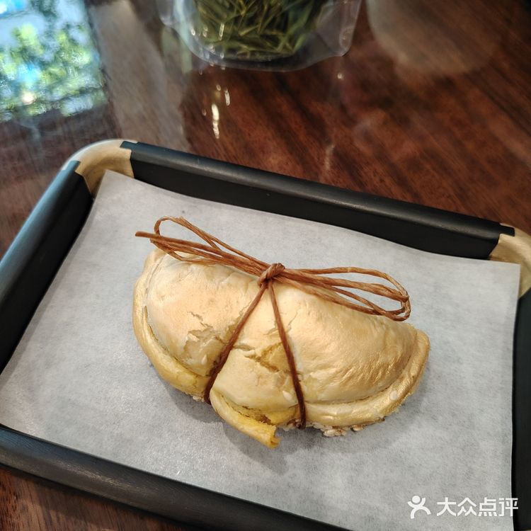 酥皮包裹蟹黄，香味独特！