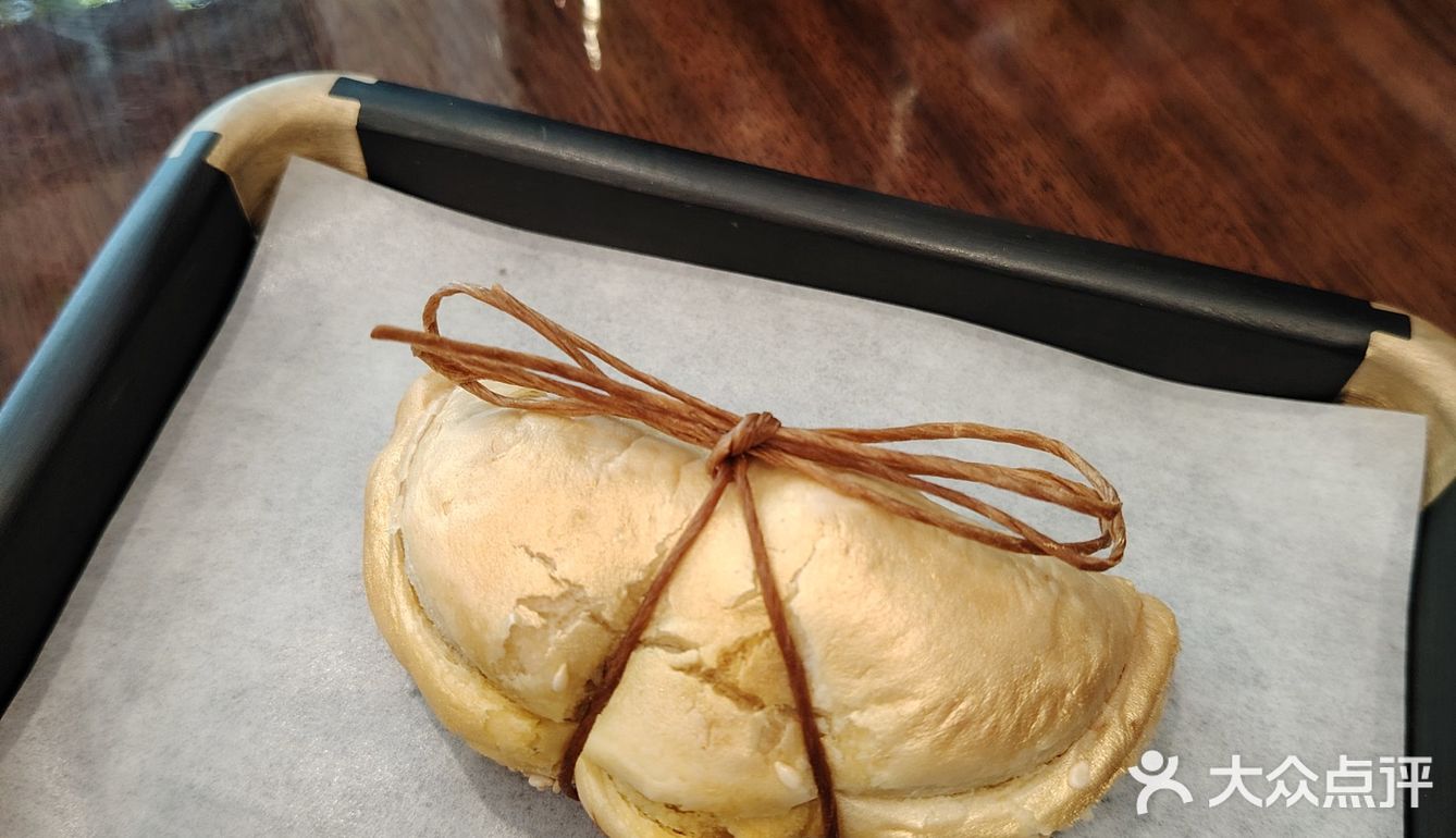酥皮包裹蟹黄，香味独特！