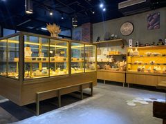 面包甜点陈列柜-啊噗吐呦现场烘焙(麦凯乐店)