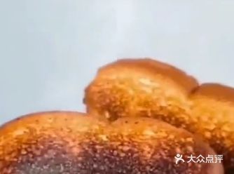 去少许冰块放进勺子里，这样脂肪会凝固在勺子上