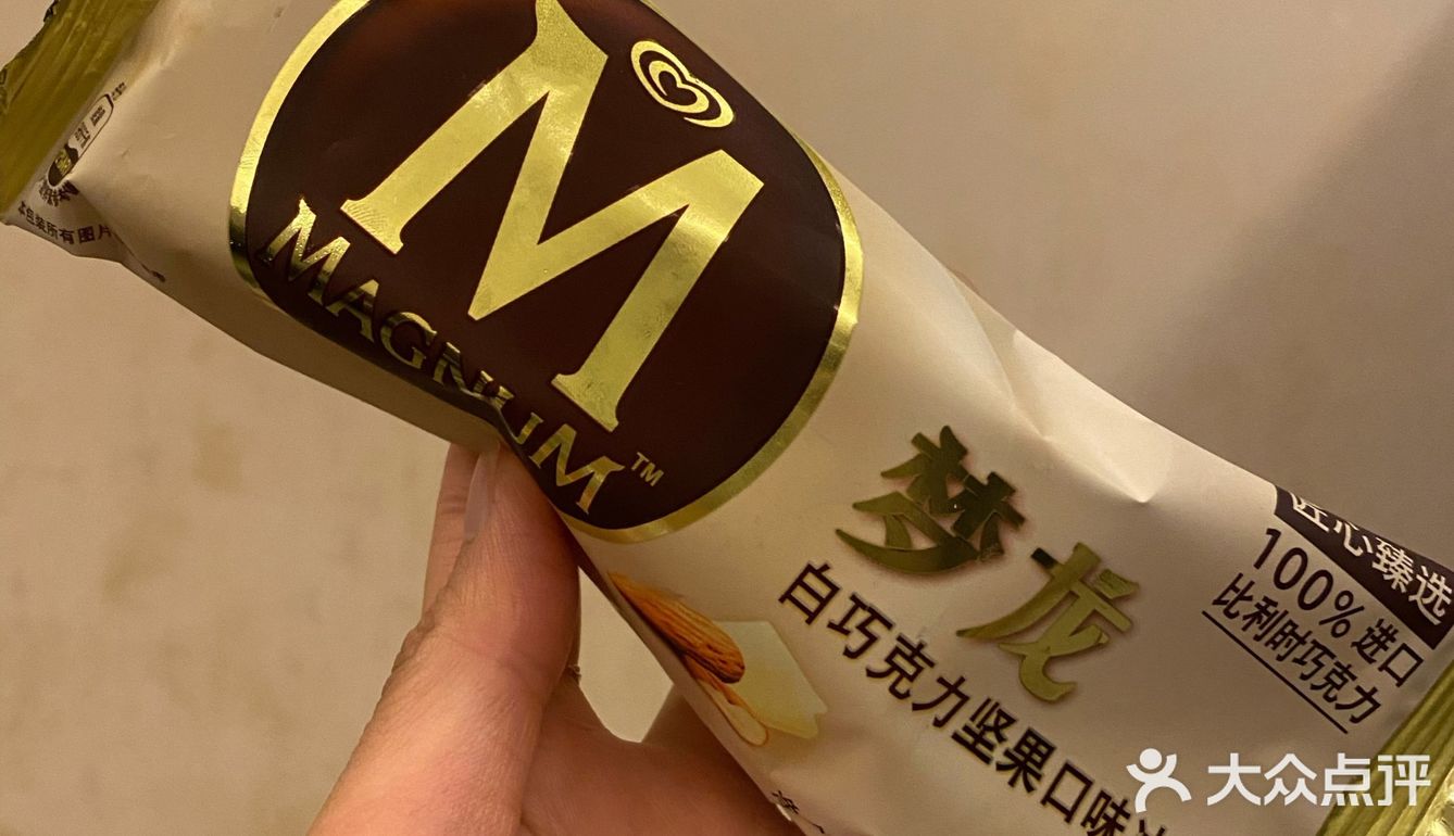 夢龍白巧克力堅果口味冰淇淋第一次吃這個口味