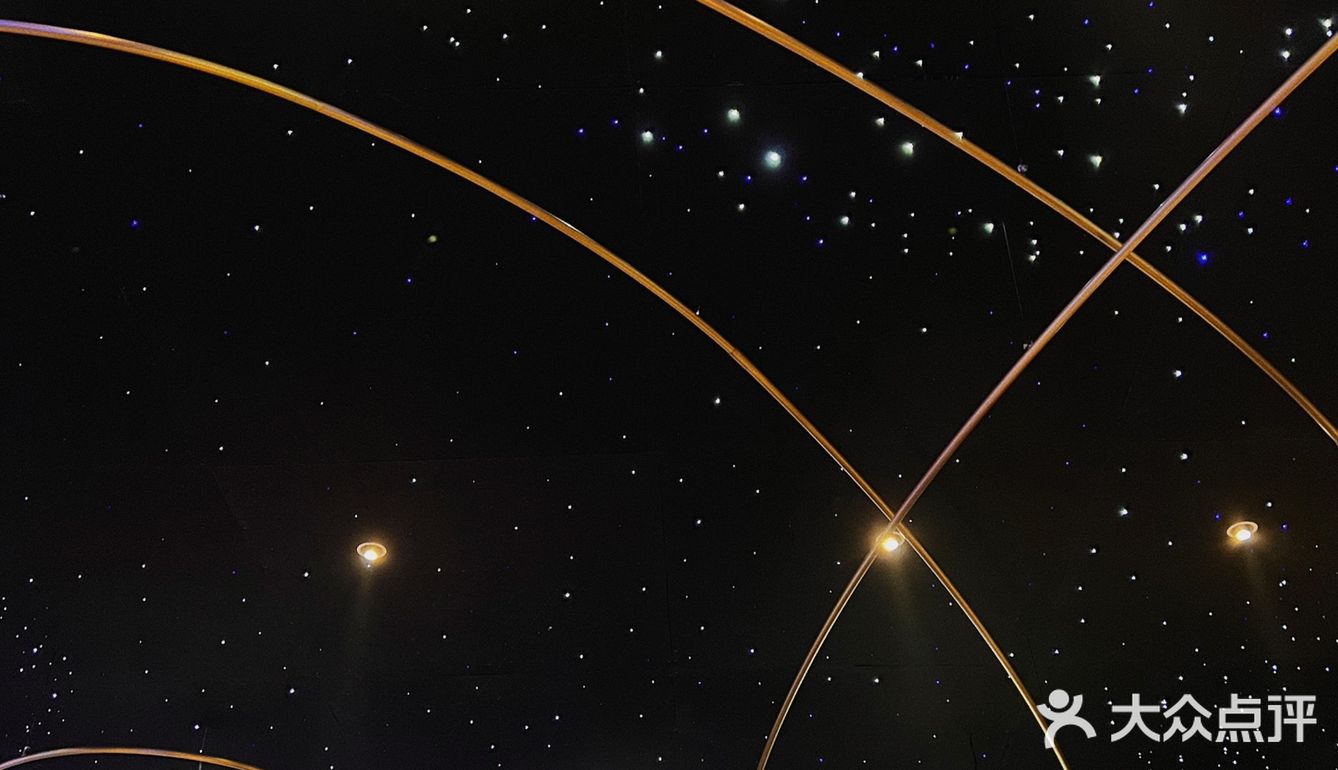 星空下除了能浪漫约会还能干嘛❓那当然是吃烤鱼啦🐟