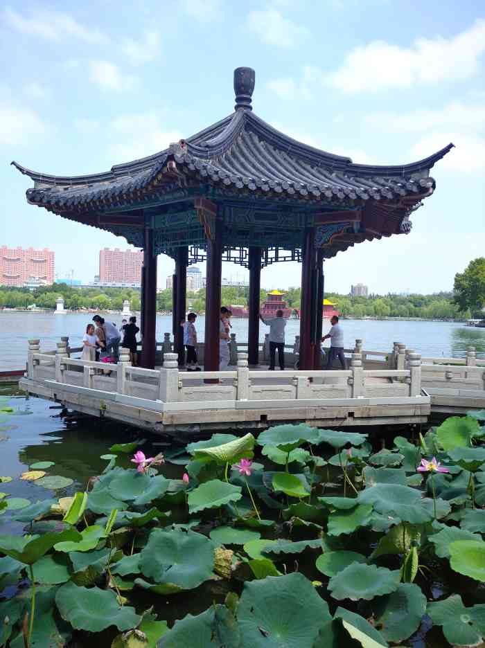 天心水面亭-"这个亭子在秋柳诗社的北边,清代诗坛领袖王.