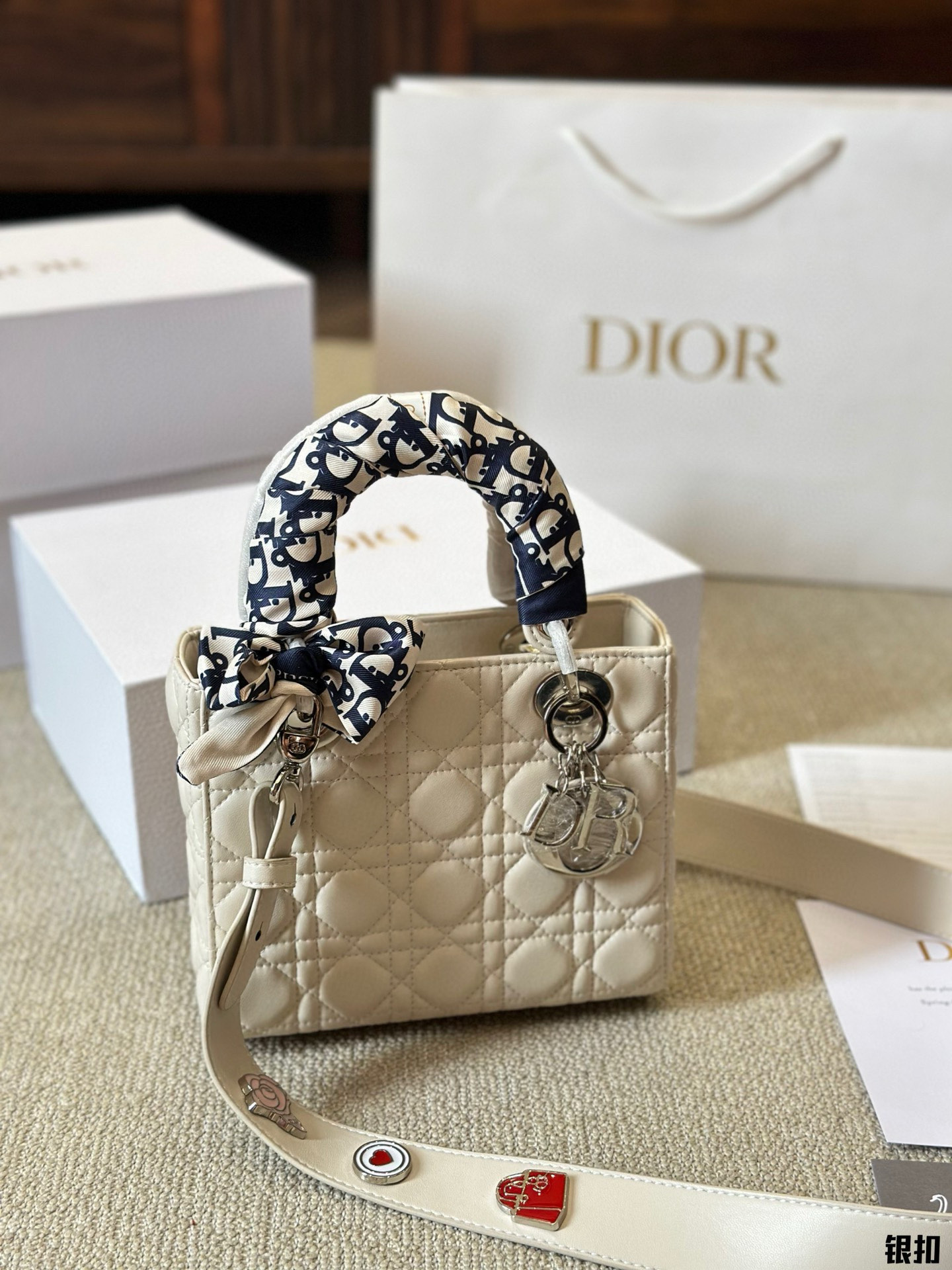 dior 戴妃包四格白色银扣