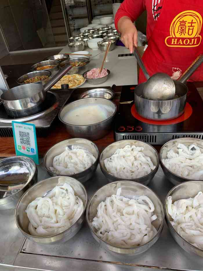 大拇指牛肉粉"非常有特色的店,现场割肉,现场煮粉,在其.