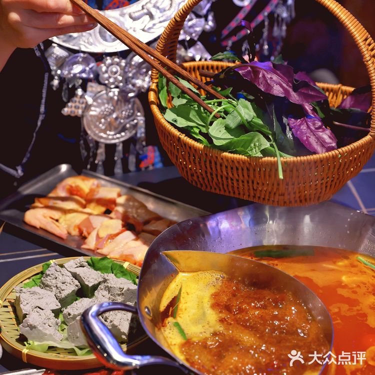 他们家大部分都是贵州空运过来的食材！汤底更不得了