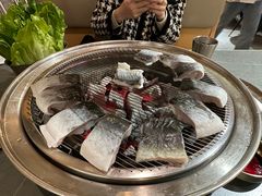 -围炉肉舍•炭烤活鳗•丹东海鲜烤肉(步行街店)