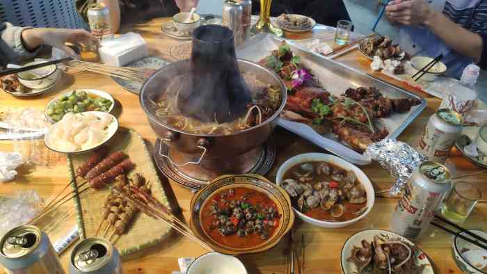 打分 露天大排档,适合喝酒吹牛,菜品口味就不奢求了,就那样吧,烤全羊