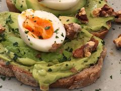 牛油果煮蛋吐司-RAC BAR(安福路店)