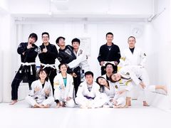 -菠萝格斗巴西柔术训练馆