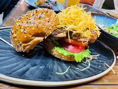 BBQ酱烤鸡肉汉堡-Let'sBURGERplus·非常创意汉堡(三里屯店)