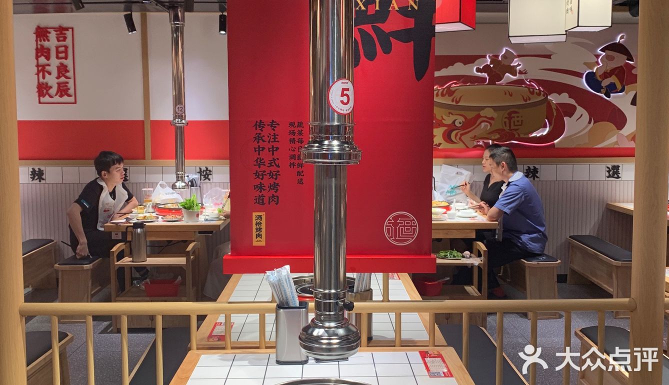 帮忙烤肉的店员也太漂亮了吧💓
