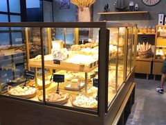 面包甜点陈列柜-啊噗吐呦现场烘焙(麦凯乐店)
