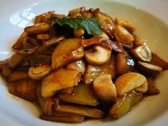牛肝菌鸳鸯草菇焖茄子-宝丽轩中餐厅BAOLIXUAN