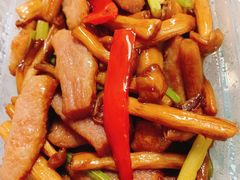 海鲜菇炒猪颈肉-小龍鳳餐室(番禺路店)