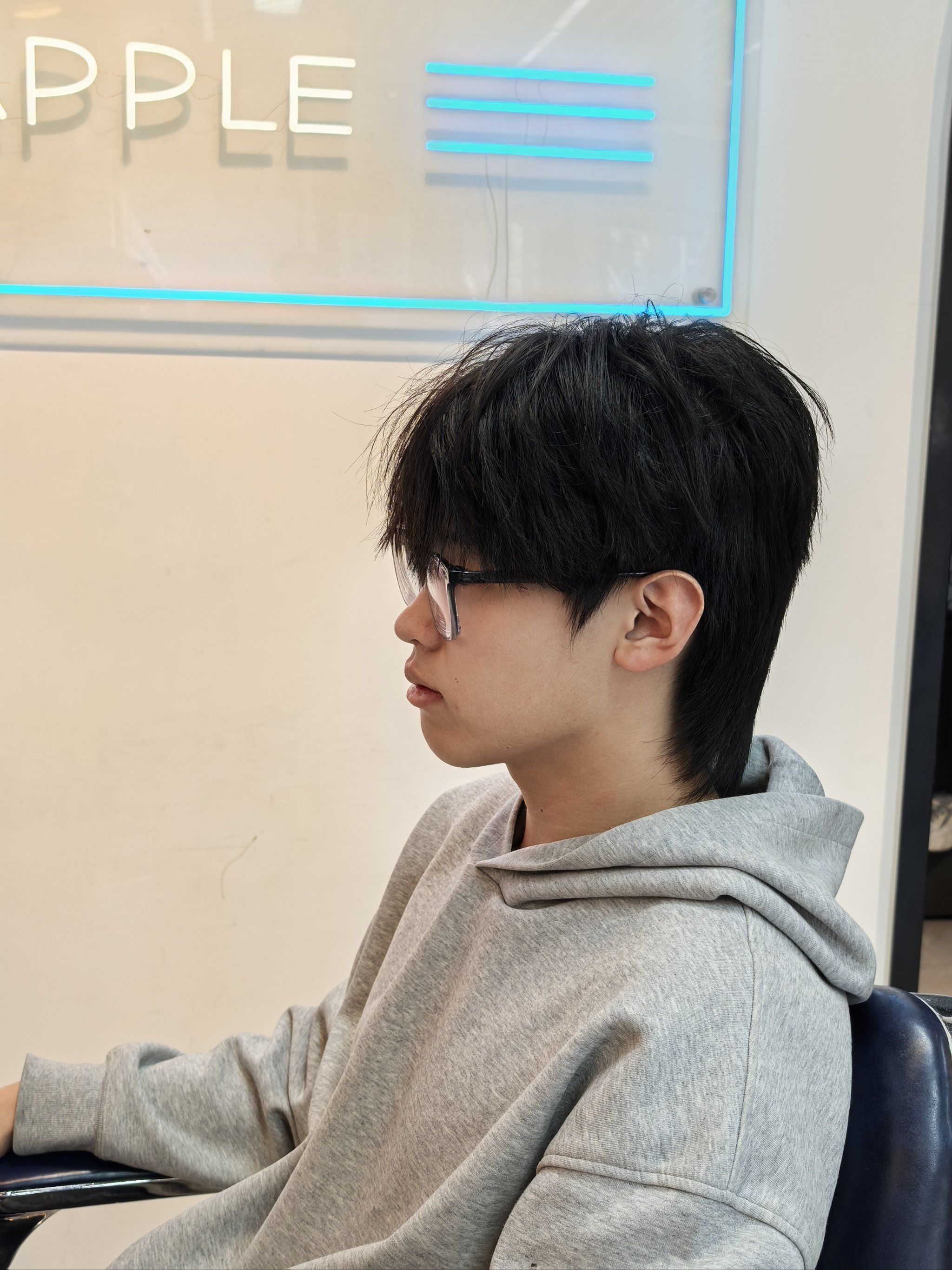男生碎盖烫烫型不烫卷的发型阳光帅气\\n