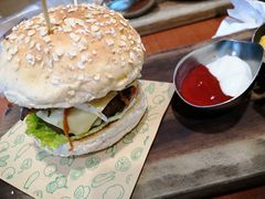 鲜香蘑菇牛肉汉堡-魏斯理汉堡(西安沣东吾悦店)