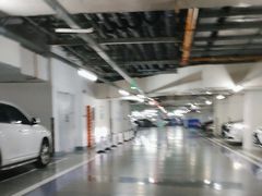 -汉商武展购物中心-停车场