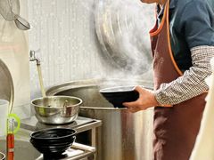 -鸿浩扒猪脚米线