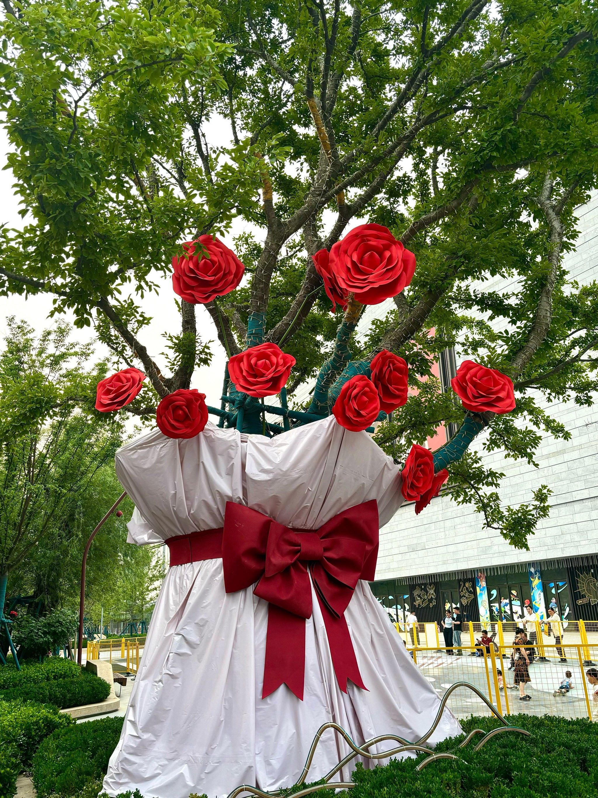 济南你是懂浪漫的,520巨型玫瑰花树空降